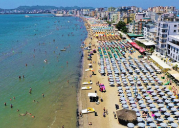 Shqiptarët “parazitojnë” në kafe/ Bizneset e Durrësit në “hall”, s’ka punëtorë! Sytë nga të huajit…