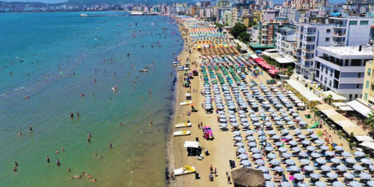 Shqiptarët “parazitojnë” në kafe/ Bizneset e Durrësit në “hall”, s’ka punëtorë! Sytë nga të huajit…