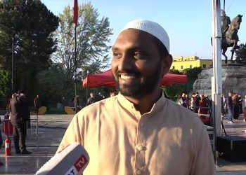 I riu nga India fal namaz në Tiranë: Po e shijoj Shqipërinë! Lus Zotin të martohem…