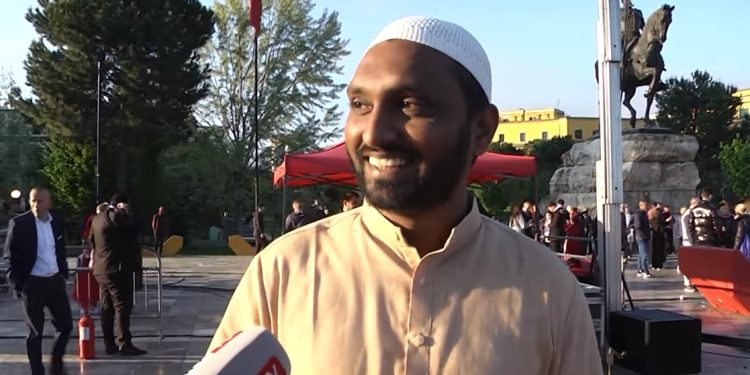 I riu nga India fal namaz në Tiranë: Po e shijoj Shqipërinë! Lus Zotin të martohem…