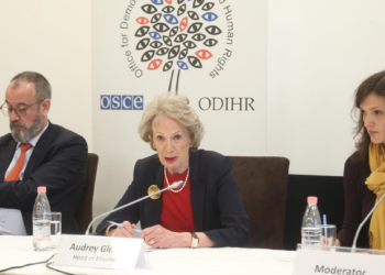 Në prag të zgjedhjeve/ Shefja e ODIHR mbërrin në selinë e PS, do të takohet me…