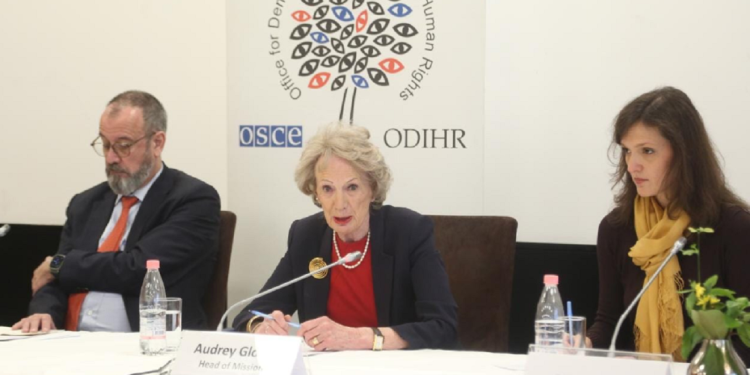 Në prag të zgjedhjeve/ Shefja e ODIHR mbërrin në selinë e PS, do të takohet me…