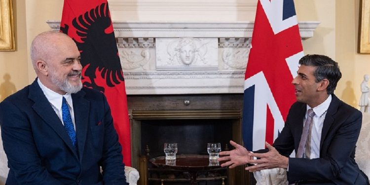 Pas vizitës së Ramës/ Punonjës bamirësie nga Anglia drejt Shqipërisë me “mision special”…