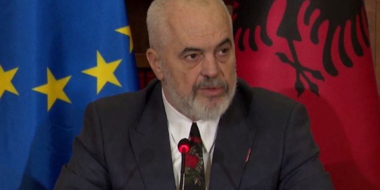 Rama me lajm të mirë: Ushtarakët kanë paga ndër më të lartat, synojmë t’i rrisim drejt…
