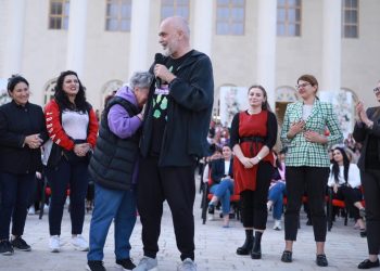 “Kampionia e socialisteve”/ Fierakja emocionohet nga Rama, e mbysin lotët në shpatullat e tij…