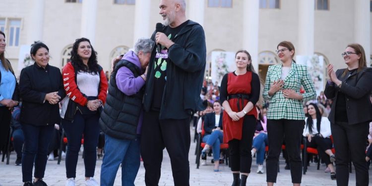 “Kampionia e socialisteve”/ Fierakja emocionohet nga Rama, e mbysin lotët në shpatullat e tij…