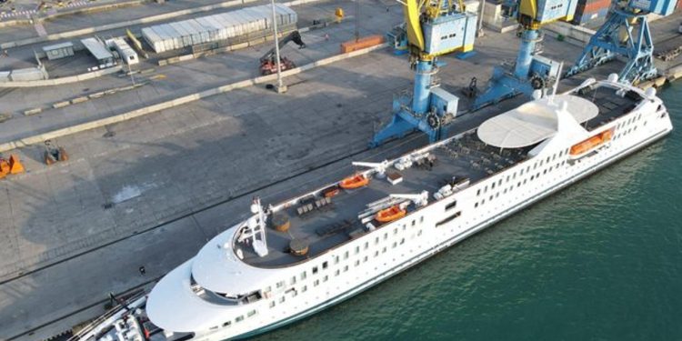 Rama publikon fotot: Mbërrin në Durrës kroçiera e parë për këtë sezon…