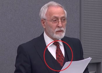 Detaji që bën krenar çdo shqiptar! Jakup Krasniqi shfaqet në mes të Hagës me kravatë….