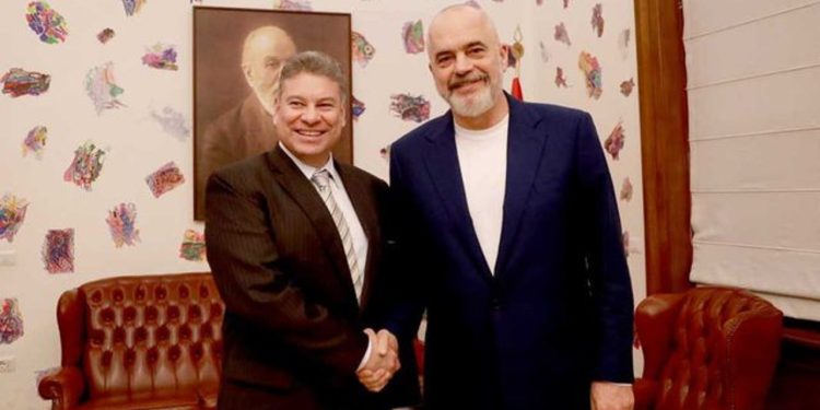 Në prag të zgjedhjeve, zyrtari i lartë i SHBA vjen në Shqipëri, Berisha përjashtohet nga…