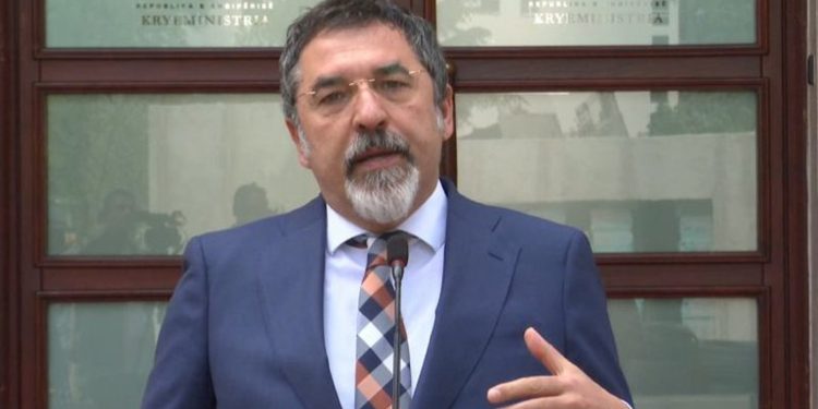 Ministri Çuçi zbulon vendimin e qeverisë/ Kujt i ka skaduar karta e identitetit, do të…