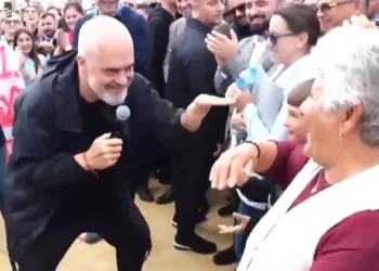Pasi doli nga spitali/ Për inat të Saliut, Rama kërcen me ritmet e këngës: Ma vini pak…