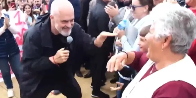Pasi doli nga spitali/ Për inat të Saliut, Rama kërcen me ritmet e këngës: Ma vini pak…