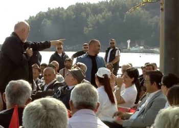 “Ti mo, ti çohu! Hiqi gjyzlykët dhe foli! Rama detyron simpatizantin socialist që t’i…