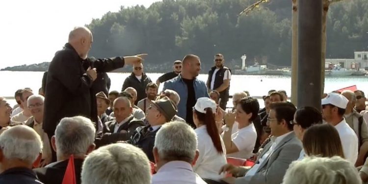 “Ti mo, ti çohu! Hiqi gjyzlykët dhe foli! Rama detyron simpatizantin socialist që t’i…