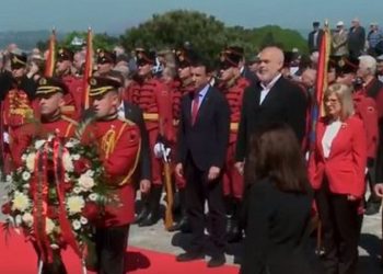 Dita e Dëshmorëve/ Kryeministri Edi Rama kryen homazhe, shoqërohet nga…