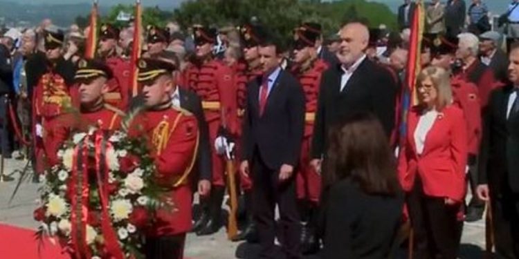 Dita e Dëshmorëve/ Kryeministri Edi Rama kryen homazhe, shoqërohet nga…