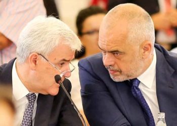 “Deputetët duan rritje rroge të parët”/ Fatmir Xhafaj ironizon Ramën: Ne po mbajmë peng…