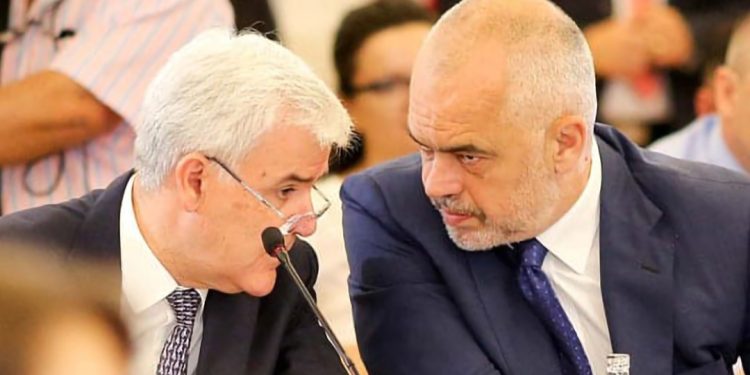 “Deputetët duan rritje rroge të parët”/ Fatmir Xhafaj ironizon Ramën: Ne po mbajmë peng…