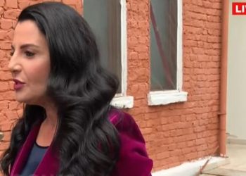 Belinda Balluku, zyrtarja e parë që ushtron të drejtën e votës…
