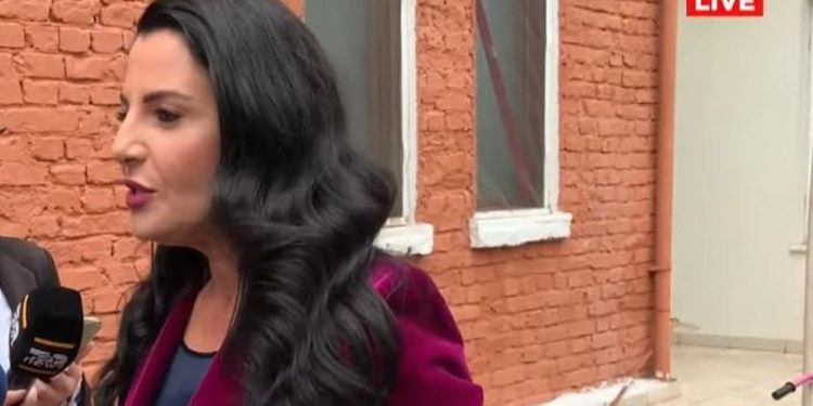 Belinda Balluku, zyrtarja e parë që ushtron të drejtën e votës…