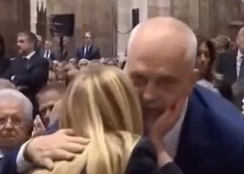 VIDEO/ Pas “jehonës”, këtë radhë është Meloni ajo që shkon dhe puth Ramën! E përkëdhel nga…