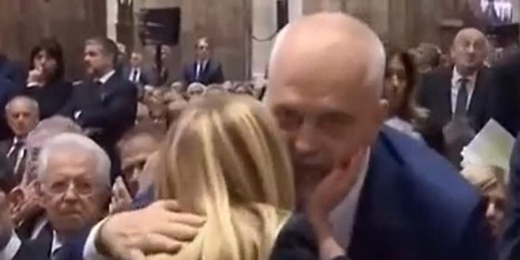 VIDEO/ Pas “jehonës”, këtë radhë është Meloni ajo që shkon dhe puth Ramën! E përkëdhel nga…
