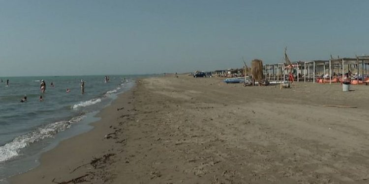 Pushime pa shpenzuar fare? Ky është plazhi në Shqipëri ku çadra kushton vetëm 300 lekë…