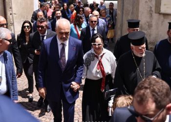 U shpall “Qytetar Nderi”, Edi Rama poston FOTO “dorë për dore” me Lindën. Ja detaji…