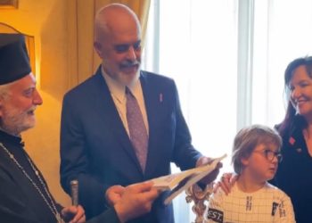 Larg Shqipërisë/ Rama shfaqet së bashku me familjen e tij, befasohet nga…