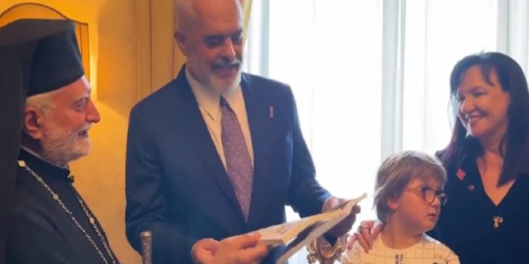 Larg Shqipërisë/ Rama shfaqet së bashku me familjen e tij, befasohet nga…