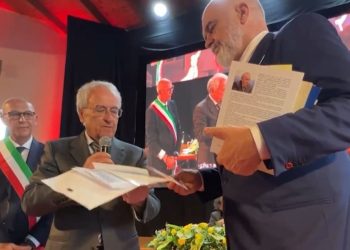E bujshme/ Edi Rama merr titullin special në Itali, nderohet me çmimin…