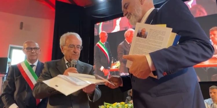 E bujshme/ Edi Rama merr titullin special në Itali, nderohet me çmimin…