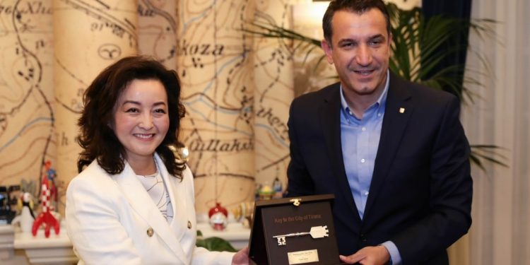 I mbaron mandati/ Yuri Kim drejt largimit nga Shqipëria, kryebashkiaku Veliaj kryen “lëvizjen” e bukur…