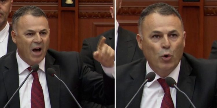 Agravohet situata/ Nikolla nuk i dha fjalën, deputeti i PD-së Asllan Dogjani godet me grusht…