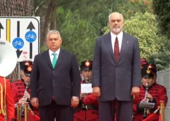Kryeministri i Hungarisë mbërrin në Shqipëri, pritet nga Rama me ceremoni zyrtare…