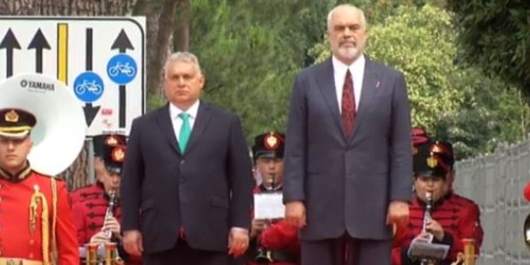 Kryeministri i Hungarisë mbërrin në Shqipëri, pritet nga Rama me ceremoni zyrtare…