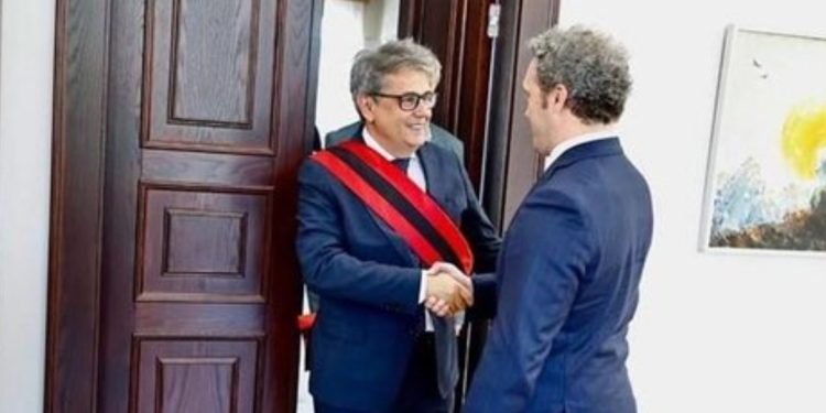 Si kurrë më parë! “Leksion” qytetarie nga Shkodra, Bardh Spahia i dorëzon “çelsat” Benet Becit menjëherë…