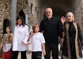 Edi Rama i shoqëruar nga Zaho dhe bashkëshortja Linda marrin pjesë në…