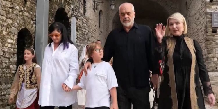 Edi Rama i shoqëruar nga Zaho dhe bashkëshortja Linda marrin pjesë në…