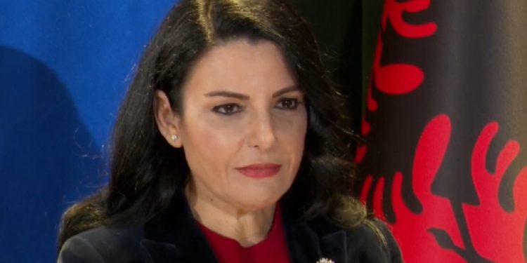 “Lajm i shkëlqyer”/ Balluku e konfirmon: Në aeroportin e Shqipërisë vjen një tjetër kompani fluturimesh…