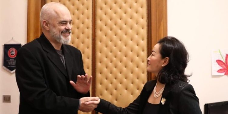 “Rreshta diplomatikisht skandalozë”/ Rama befason me mesazhin për ikjen e Yuri Kim…