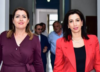 “Rrezikojmë të ngelim pa mjekë”/ Largimi i të rinjve nga Shqipëria, ministrja paralajmëron se…