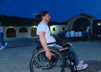 “Nuk pres të eci, ndihem mirë kur vij këtu”, Lutjet e shqiptarëve në Kishën e Laçit…