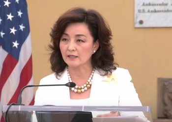 E pyesin për Berishën, ja si përgjigjet Yuri Kim në ditët e fundit të qëndrimit në Shqipëri