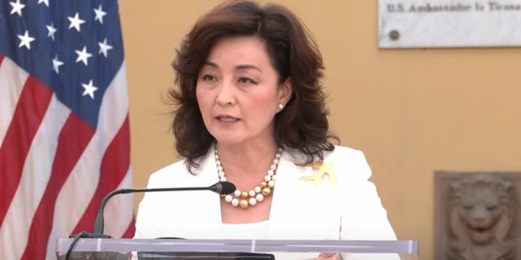 E pyesin për Berishën, ja si përgjigjet Yuri Kim në ditët e fundit të qëndrimit në Shqipëri