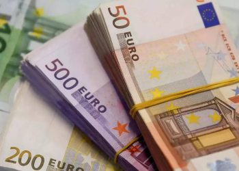 “Euro” në rënie drastike si ASNJËHERË më parë, sot tjetër ULJE e madhe…