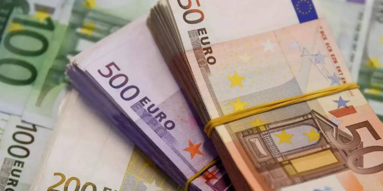 “Euro” në rënie drastike si ASNJËHERË më parë, sot tjetër ULJE e madhe…