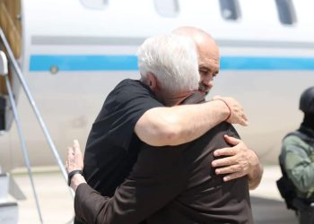 Largohet nga Shqipëria/ E përcjell me përqafime në aeroport, ja çfarë i tha Klinton-Ramës në ikje…