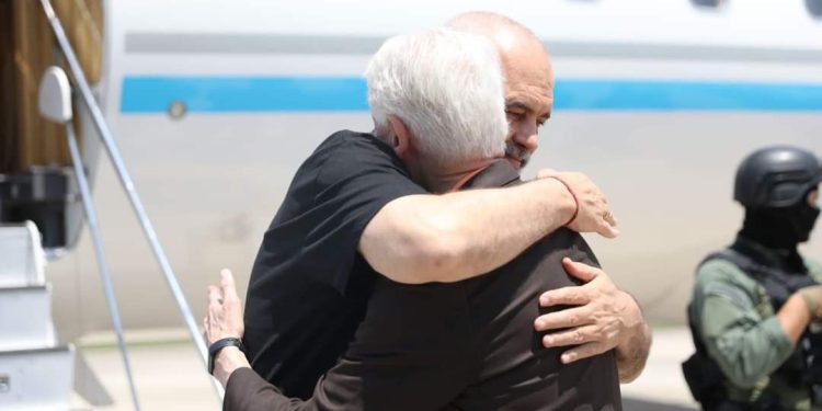 Largohet nga Shqipëria/ E përcjell me përqafime në aeroport, ja çfarë i tha Klinton-Ramës në ikje…