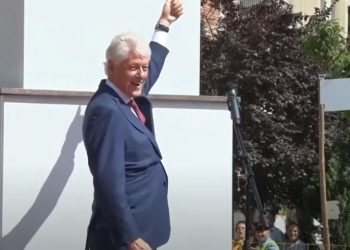 Nesër vjen në Tiranë/ Kush është Bill Klinton? Përse shqiptarët kanë “lidhje” speciale me…